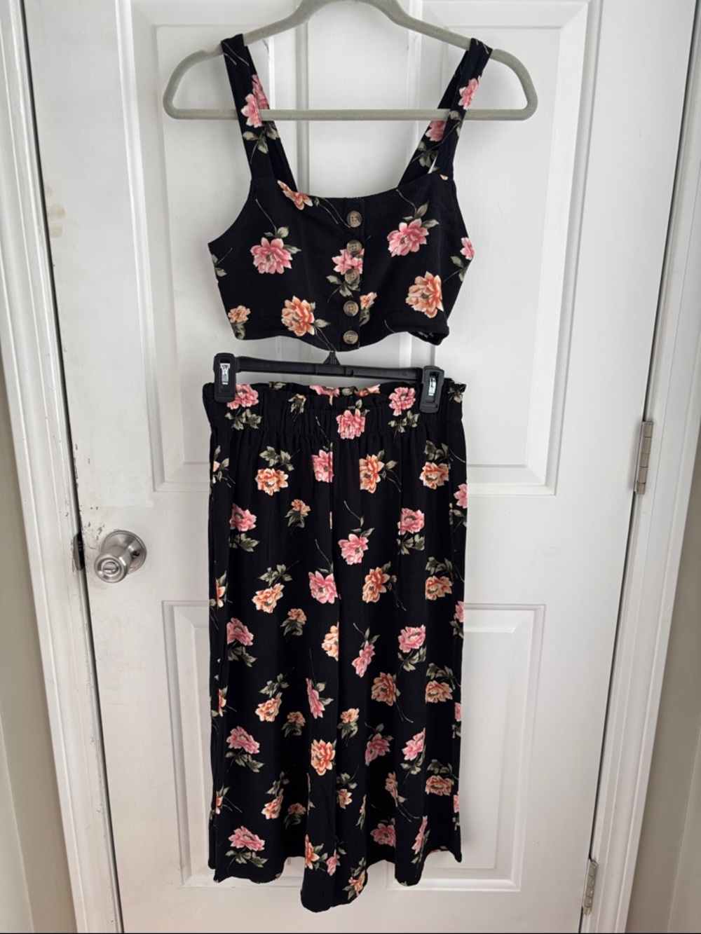 American Eagle Outfitters Black Floral Two-Piece cropped top/flowing capri pants